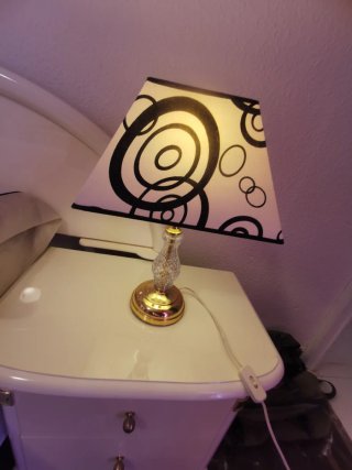 Lámpara de mesa dorada y blanca