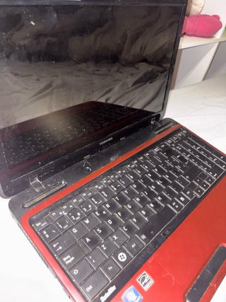 Ordenador portátil Toshiba rojo