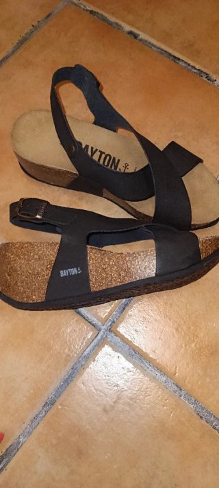Sandalias BAYTON negras y beige