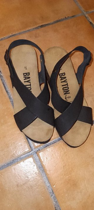 Sandalias BAYTON negras y beige