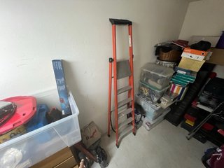 Escalera naranja plegable