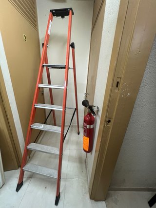 Escalera naranja plegable