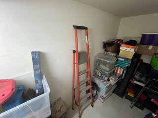 Escalera naranja plegable