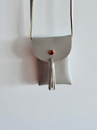 Bolso bandolera gris con flecos