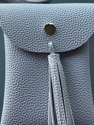 Bolso bandolera gris con flecos