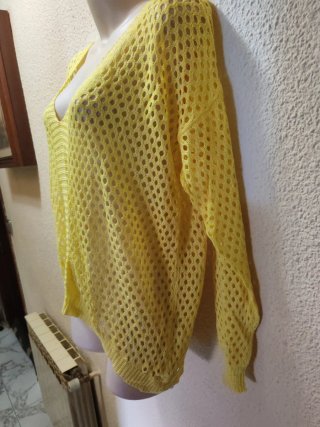 Camiseta amarilla de punto calado