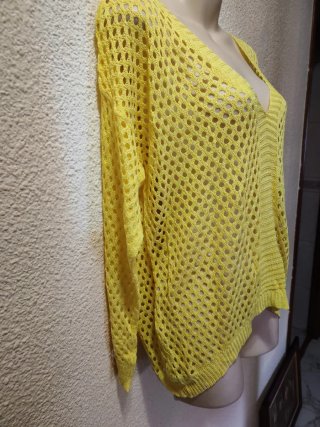 Camiseta amarilla de punto calado