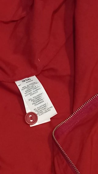 Chaqueta roja ligera con cremallera