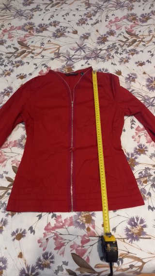 Chaqueta roja ligera con cremallera