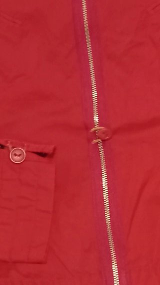 Chaqueta roja ligera con cremallera