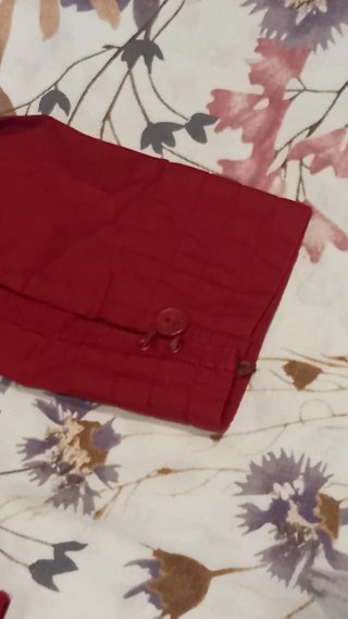 Chaqueta roja ligera con cremallera