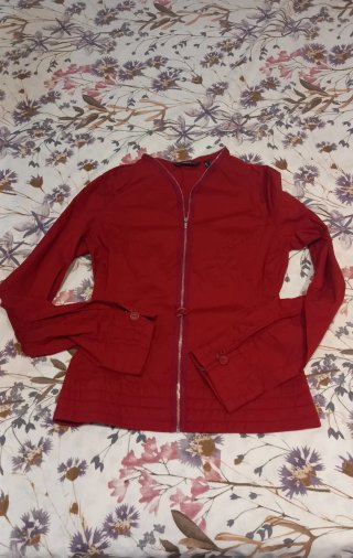 Chaqueta roja ligera con cremallera