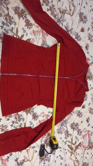 Chaqueta roja ligera con cremallera