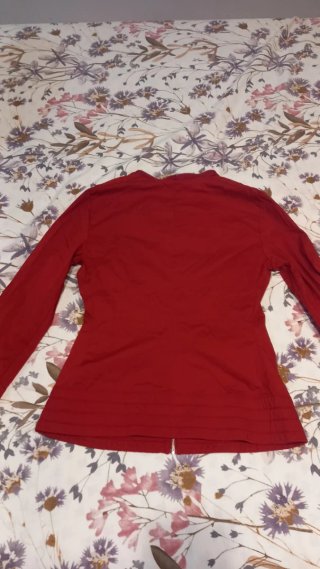 Chaqueta roja ligera con cremallera