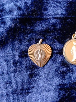 Lote 3 medallas religiosas doradas bañadas en oro.