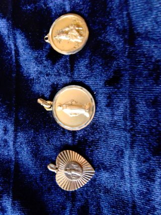 Lote 3 medallas religiosas doradas bañadas en oro.