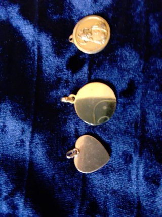 Lote 3 medallas religiosas doradas bañadas en oro.