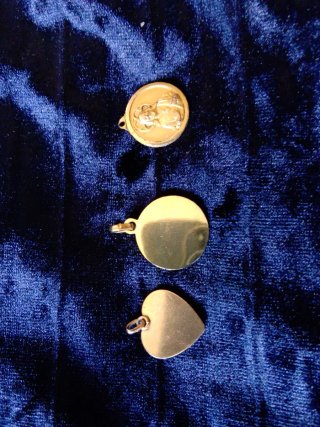 Lote 3 medallas religiosas doradas bañadas en oro.
