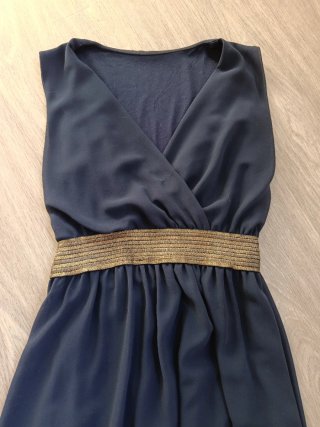Vestido fiesta azul con cinturón dorado