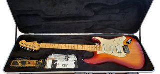 Fender Stratocaster HSS USA + funda