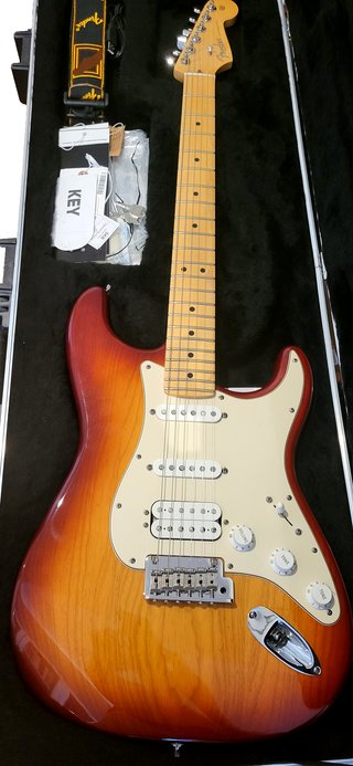Fender Stratocaster HSS USA + funda