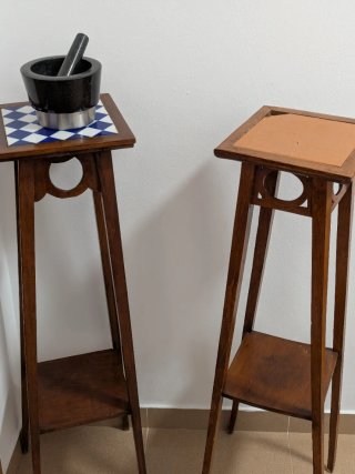 Peana madera estilo modernista restaurada