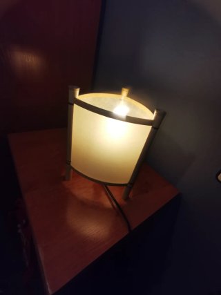 Lámpara de mesa papel y madera