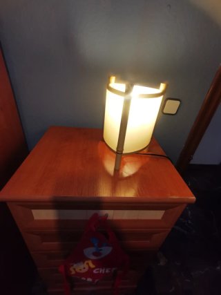 Lámpara de mesa papel y madera