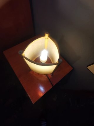 Lámpara de mesa papel y madera