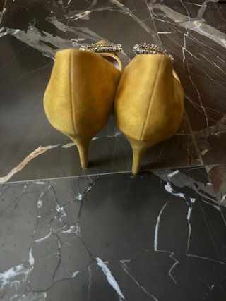 Zapatos FAMA color mostaza con pedrería