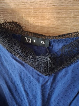 Top azul con encaje negro