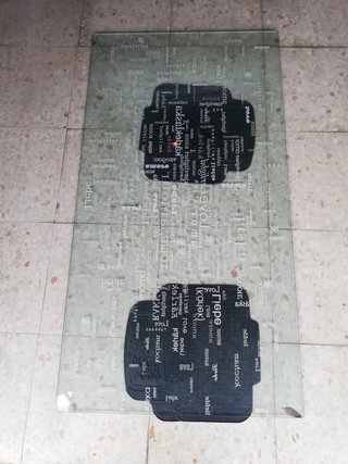 Mesa de centro de cristal con diseño