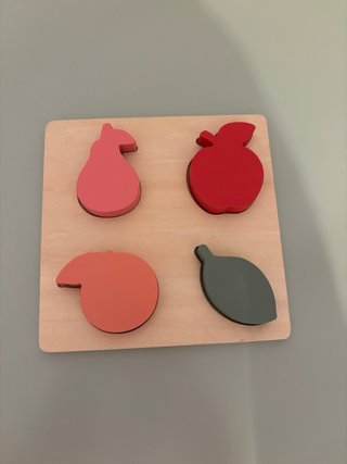 Puzzle de madera con figuras de frutas