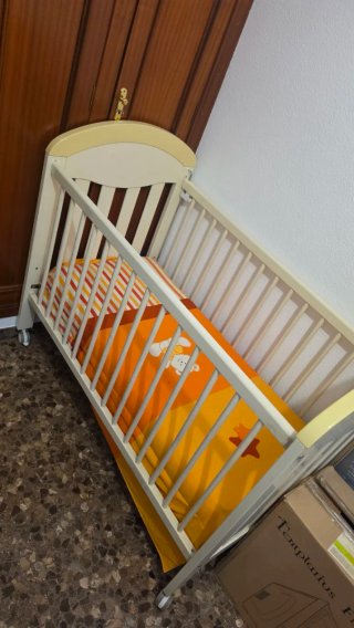 Cuna de bebé blanca con colchón