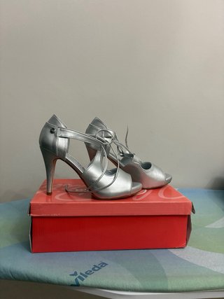 Zapato de tacón plateado