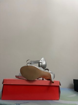 Zapato de tacón plateado