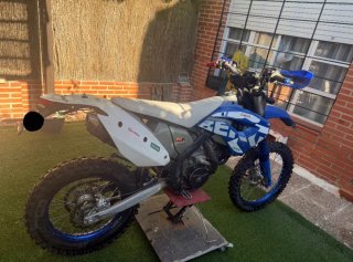 Moto Enduro/Motocross Blanca y Azul