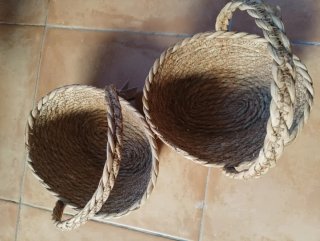 Cestas de yute y mimbre