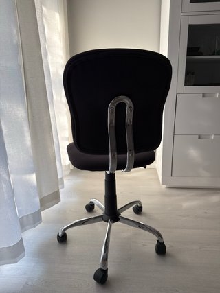 Silla de oficina negra con base cromada