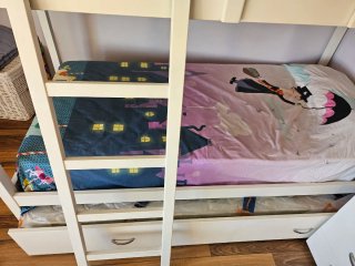 Letto a castello bianco con terzo letto