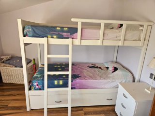 Letto a castello bianco con terzo letto