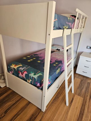Letto a castello bianco con terzo letto