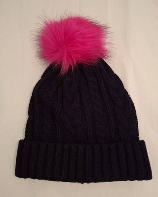 Gorro de lana invierno con borla fucsia