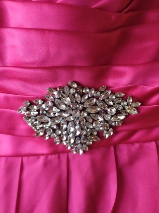 Vestido de fiesta rosa con pedrería.
