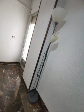 Lámpara de pie negra y blanca