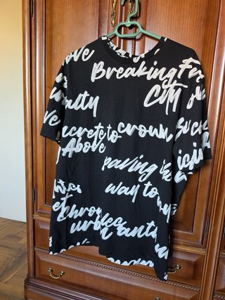 Camiseta estampada negra y blanca