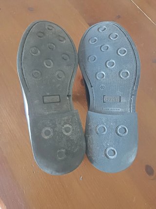 Mocasines de piel negros con borlas.