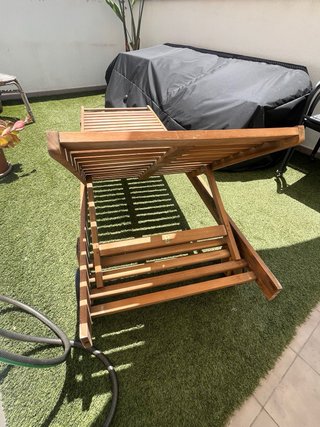 Tumbona de madera con cojín