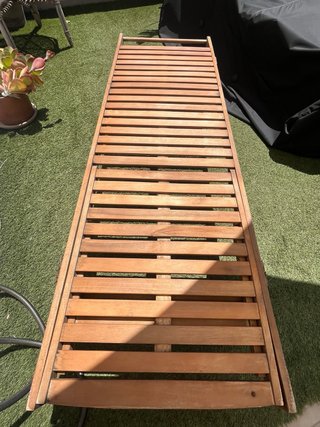 Tumbona de madera con cojín