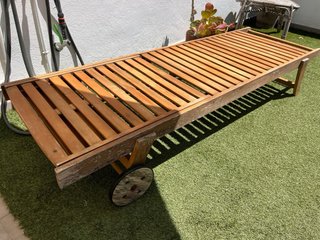 Tumbona de madera con cojín